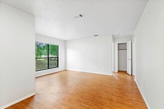 Building Photo - 245 Craddock Ave