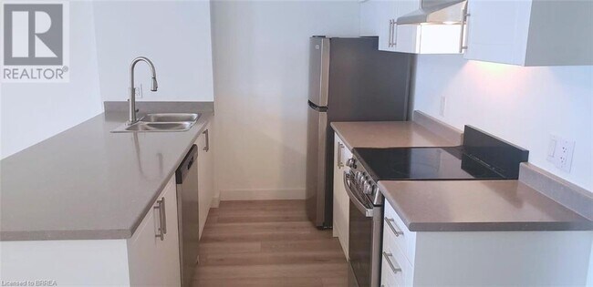 Photo du bâtiment - 252-266 CATHARINE Street N Unit# 202