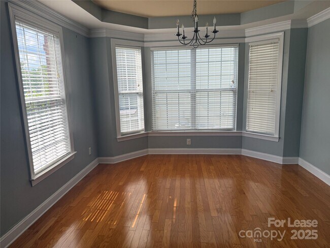 Foto del edificio - 296 Trillium St NW