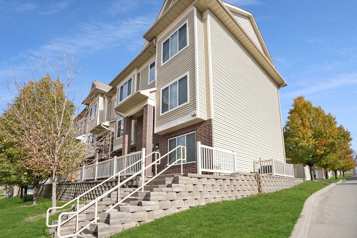 Primary Photo - Luxury Iowa City townhouse close to UIHC a...