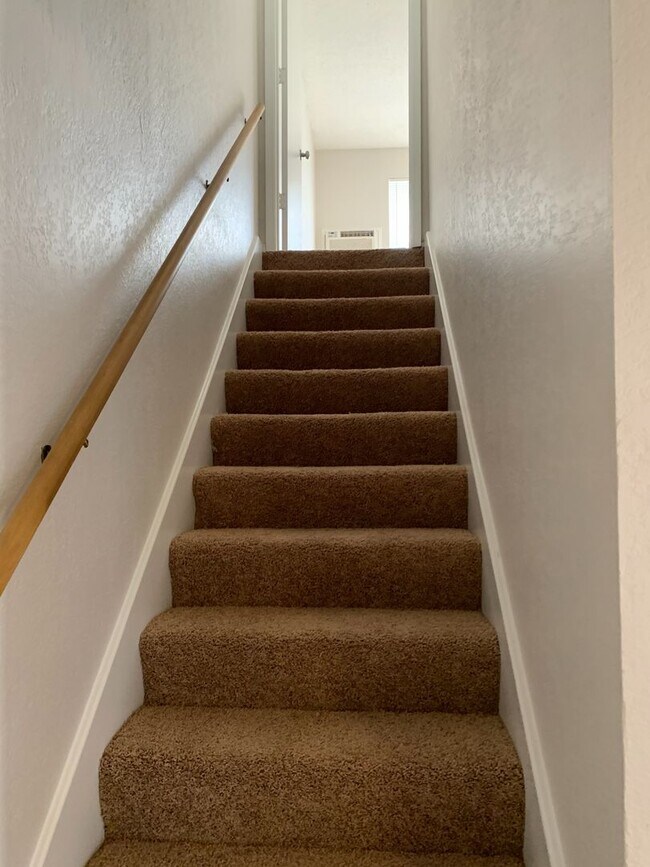 Building Photo - AVAILABLE NOW!!! Nice 3 bed, 2 bath half d...