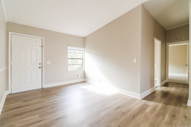 Building Photo - 490 Stremma Rd