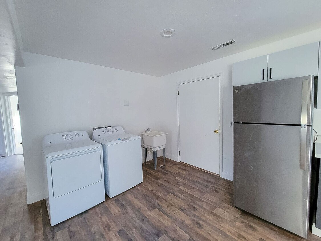 Foto principal - *utilities included* 3 bed 3 bath apartmen...