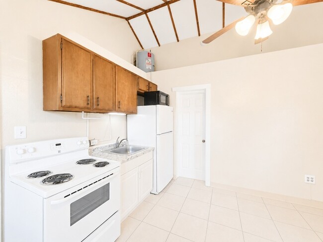 Building Photo - Convenient Downtown Living in a Bright and Comfortable 1-Bedroom Studi