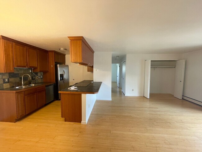 Building Photo - Updated 2B/2B 3rd floor Condo on Manhattan