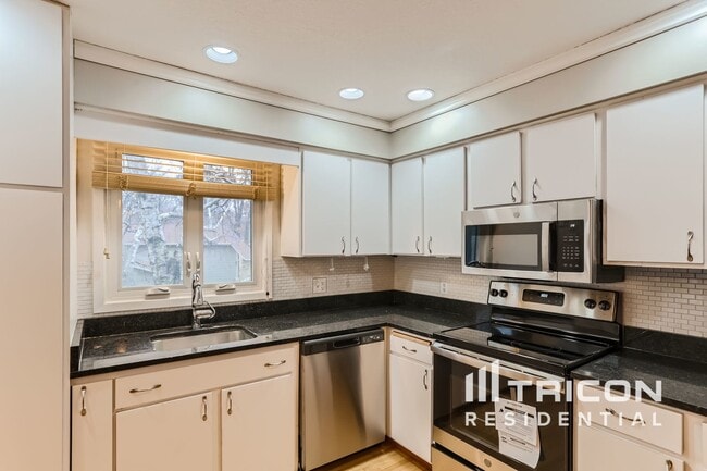 Building Photo - 2805 Saddlebrooke Cir
