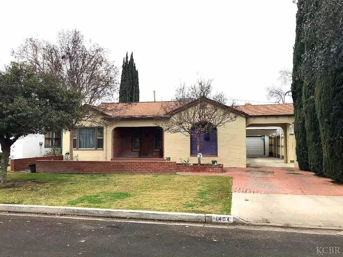 Primary Photo - Large 3 BRs 1 Ba or extra living room, All...