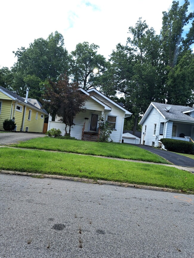 Building Photo - 1410 Meadowbrook Ave SE