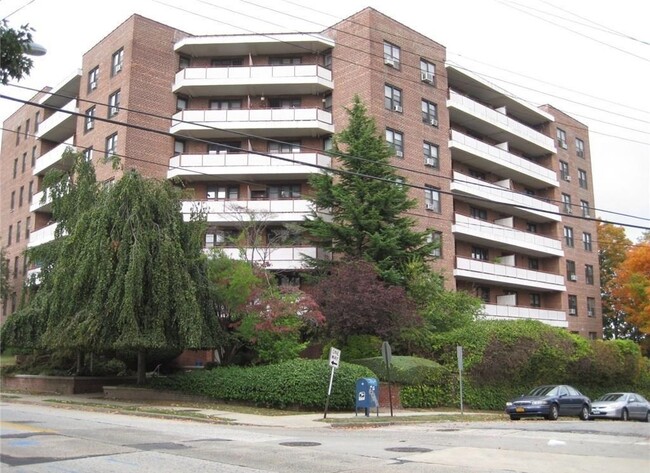 Building Photo - 315 King St