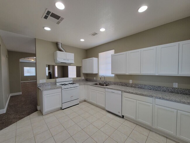 Foto del edificio - 3 bedroom / 2 bathroom / Remodeled , Spaci...