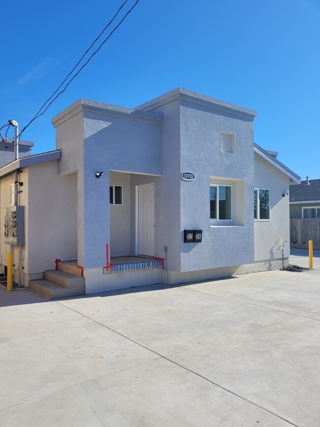 Building Photo - 10702 S Grevillea Ave