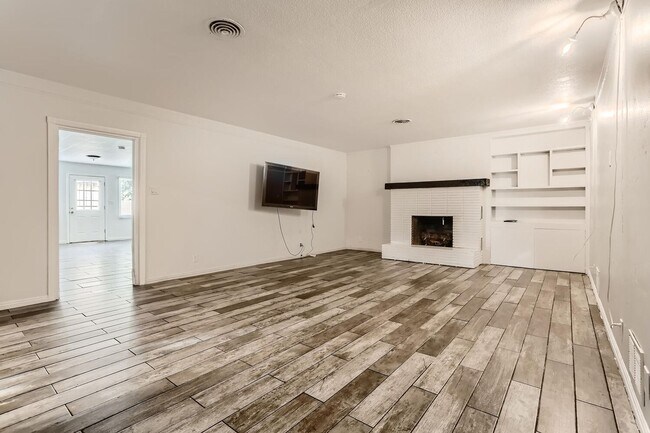 Building Photo - 5 Bedrooms plus casita in historic communi...