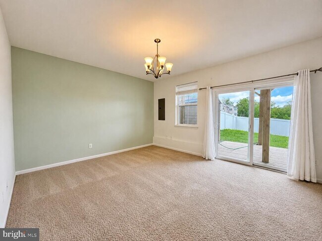 Foto del edificio - 4811 Hicks Dr