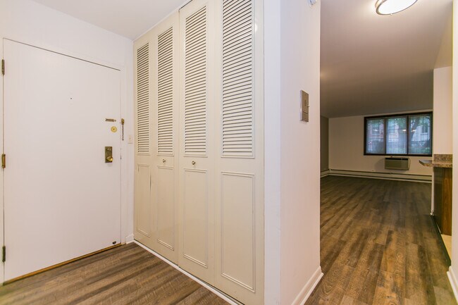 Foto del edificio - 1355 N Dearborn St
