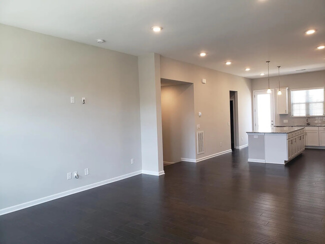 Foto del edificio - Room in Townhome on Whitby Moore St
