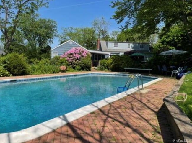 Foto del edificio - 34 Little Neck Rd