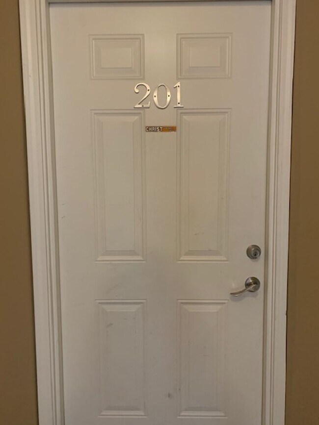 Foto del edificio - Beautiful modern upstairs condo with 2 full baths! Pet-friendly, with generous parking!