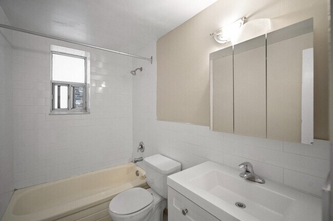 Photo du bâtiment - 1383 Bathurst St