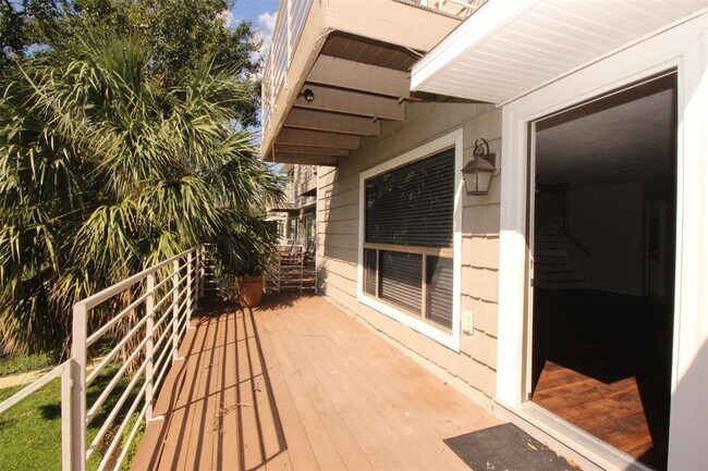 Foto del edificio - 15 Lakewood Ln