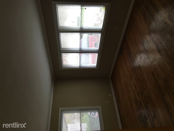 Building Photo - 517 Village Dr