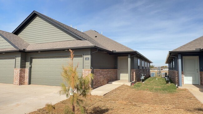 Foto del edificio - 3 Bedroom 2 Bath 2 Car Garage Duplex in Great location close to the Broadway Extension and 8 minu...