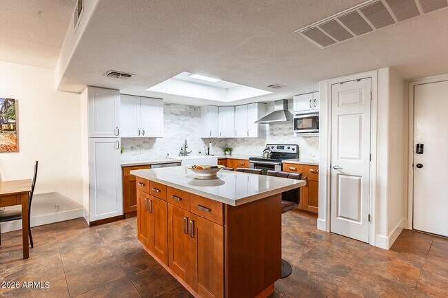 Foto del edificio - 7830 E Camelback Rd