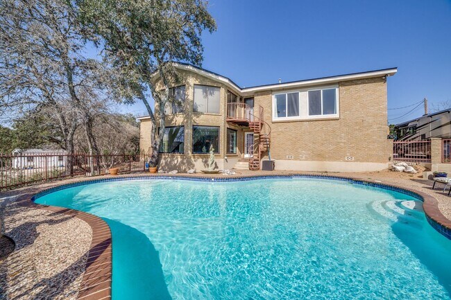 Foto del edificio - PRIVATE HELOTES ESTATE WITH POOL