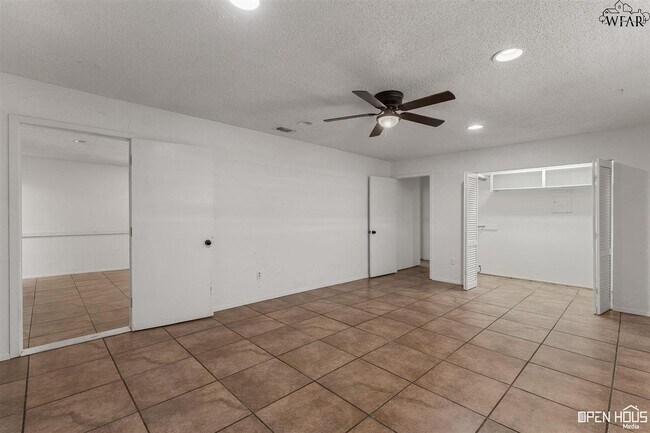 Building Photo - 2920 Cunningham Dr