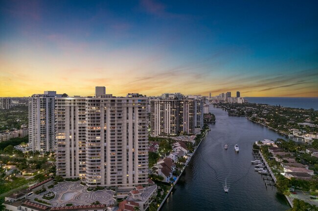 Foto del edificio - 19355 Turnberry Way