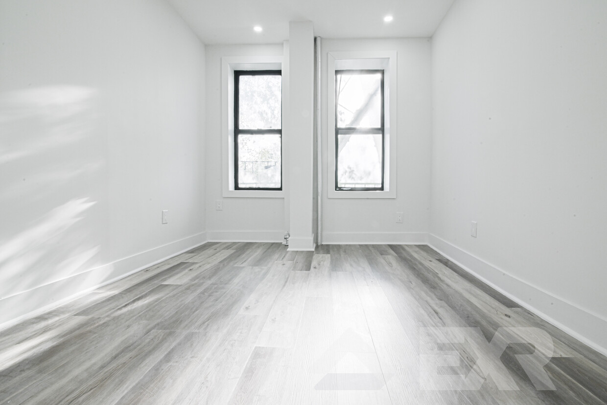 Primary Photo - 1155 E 35th St