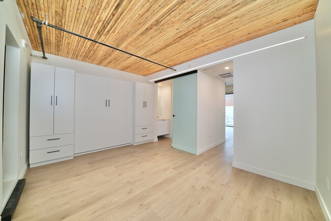 Bedroom with Murphy Bed - Pumphouse West