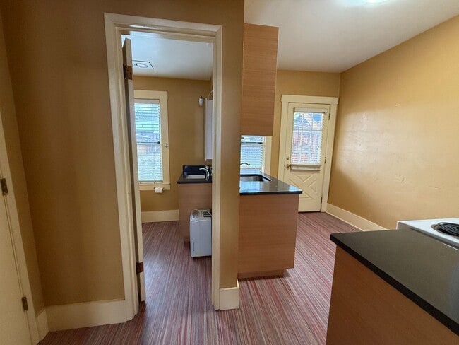 Building Photo - Historic Downtown Bend 1 Bed/1 Bath - Harriman Street