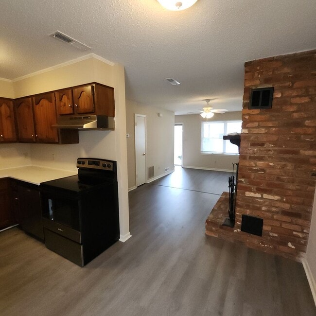 Building Photo - Updated Townhouse Apartment FOR RENT In Be...