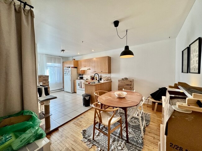 Building Photo - 5760 Av De Lorimier