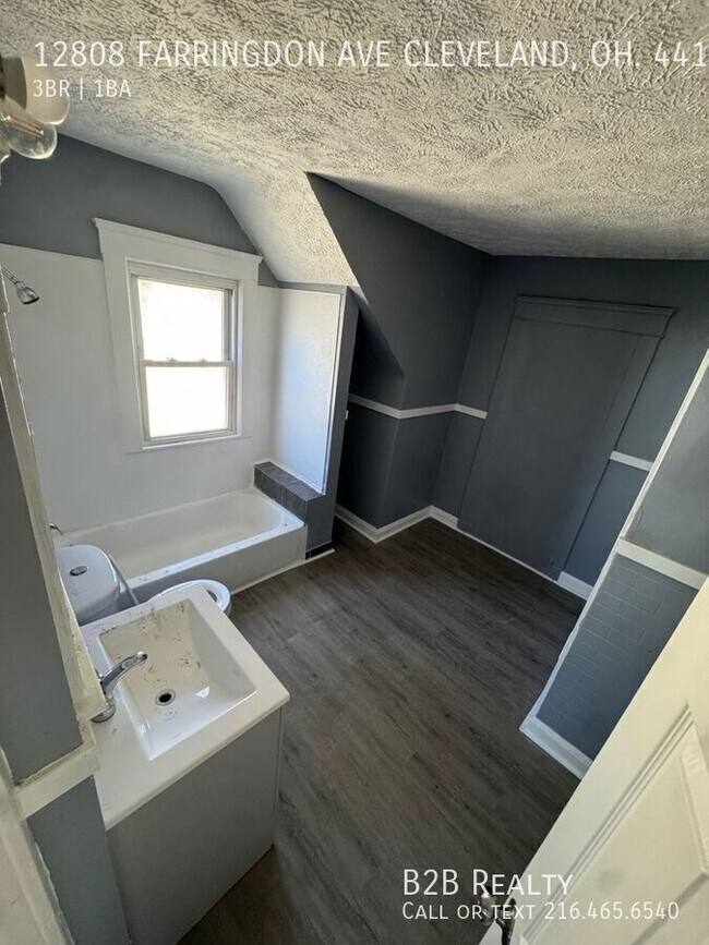 Building Photo - 12808 Farringdon Ave