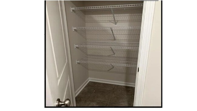 Foto del edificio - New 4/2.5 Townhome Near Lake Conestee and ...