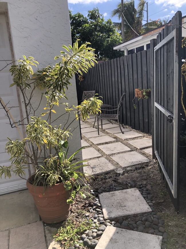 Entrada al patio - 6130 SW 12th St