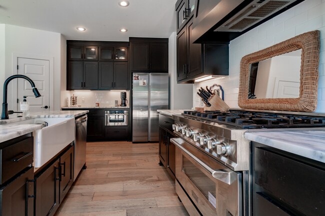 Building Photo - Holly Luxury Living