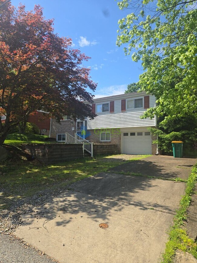Foto del edificio - Charming 3-Bedroom Pittsburgh Home with Fireplace, Balcony & Garage Parking