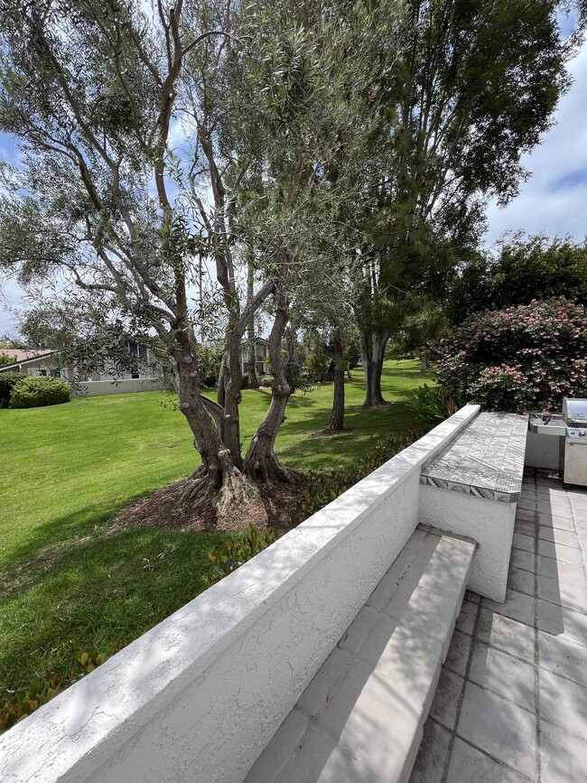 Building Photo - 400 Vista Flora
