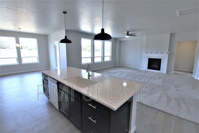 Foto del edificio - 13448 Deodar St