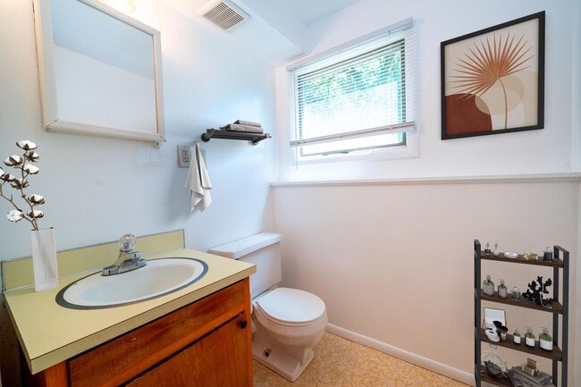 Building Photo - 2 bedroom 1 bath close to downtown