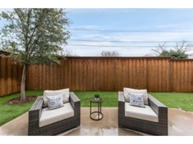 Building Photo - 3710 W Beverly Dr