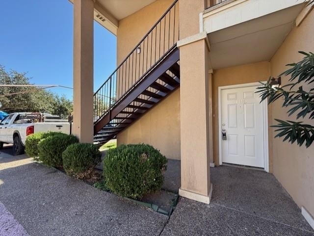 Building Photo - 2720 Camelot Dr
