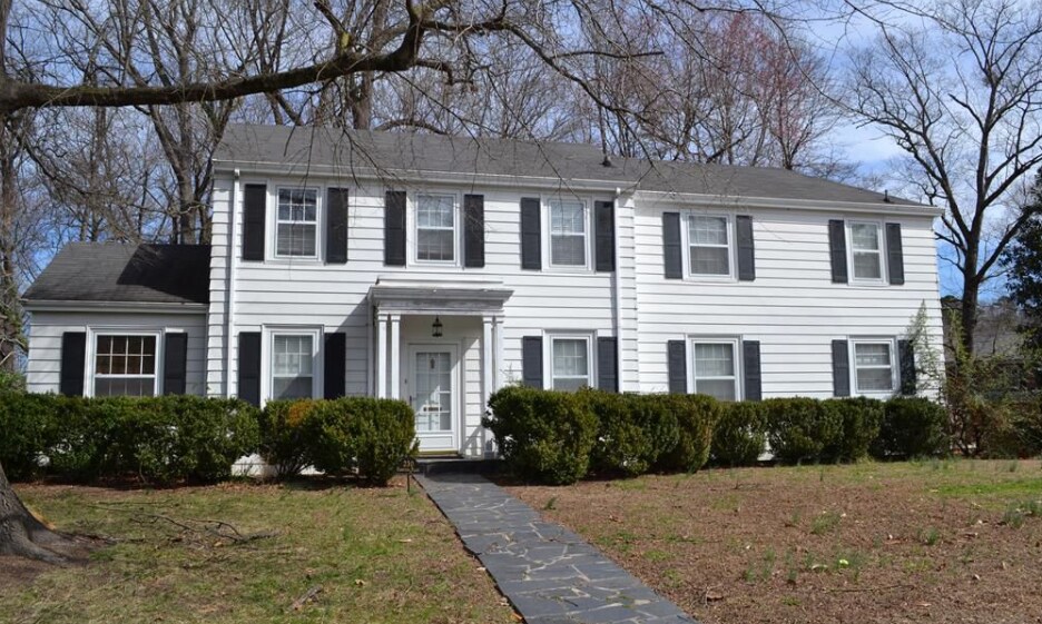 Beautiful home in Forest Hills! - 230 Parkview Pl