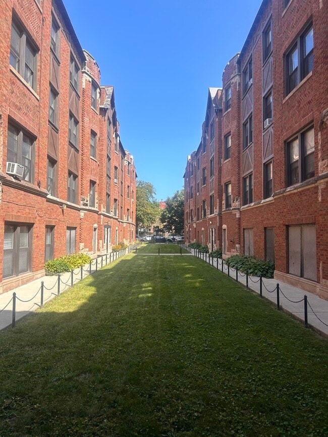 Building Photo - 5214 1/2 S Drexel Ave