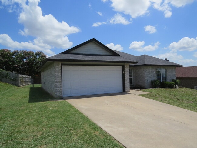 Building Photo - 2802 Woodlands Dr