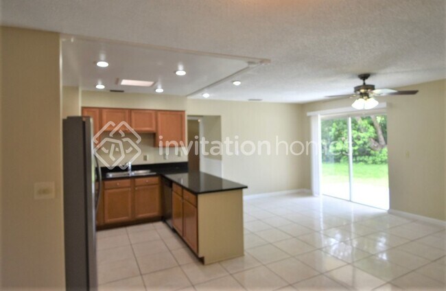 Foto del edificio - 133 Hidden Lake Dr