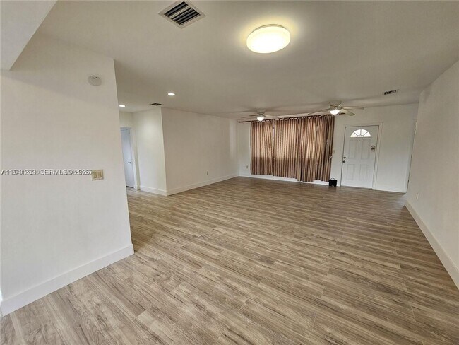 Foto del edificio - 7908 Granada Blvd