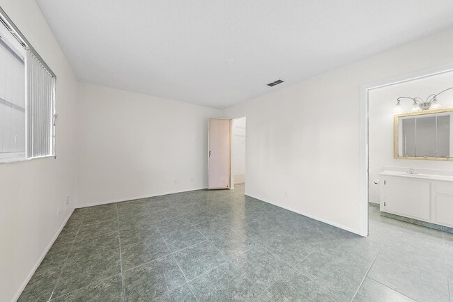 Building Photo - 2638 Gately Dr E